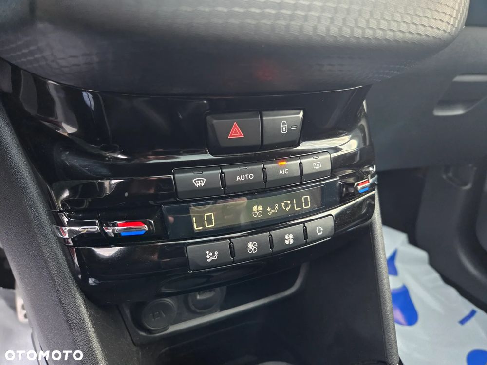 Peugeot 2008 BlueHDi 120 EAT6 Black Edition - 27