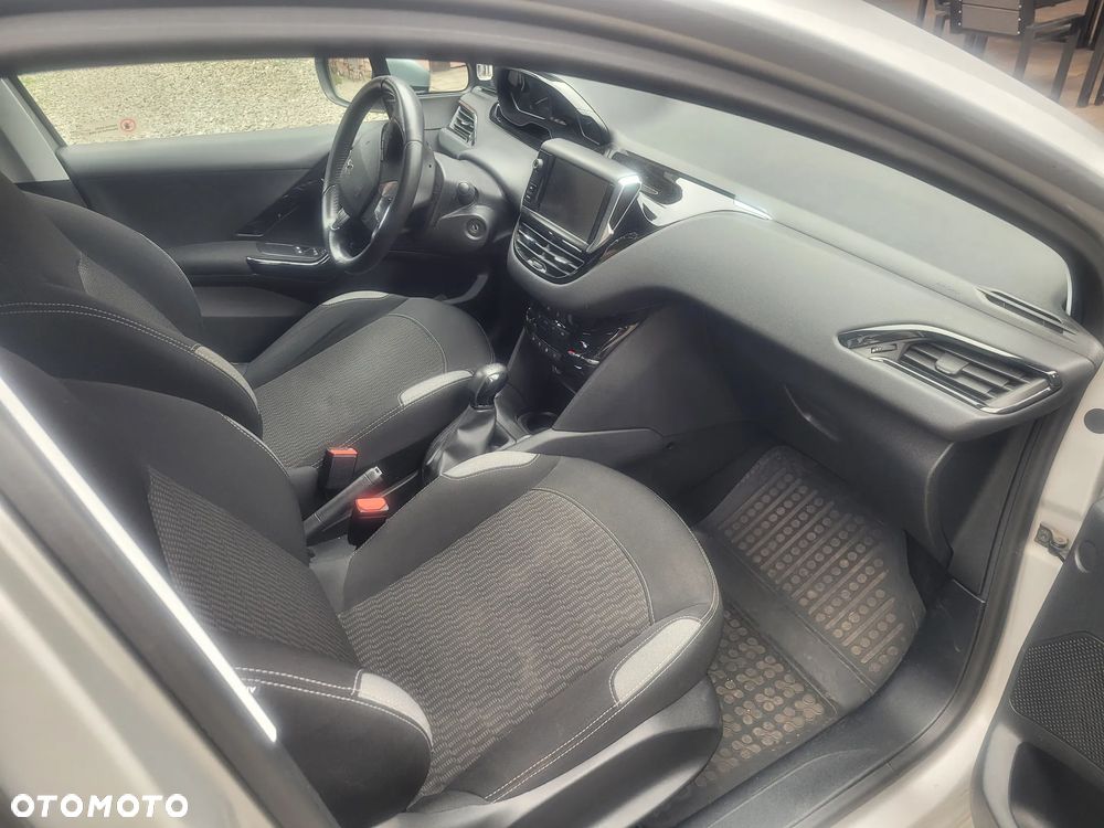 Peugeot 208 - 13