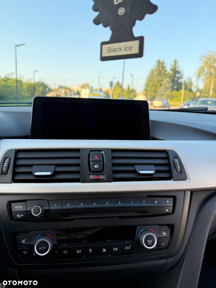 BMW Seria 3 320i xDrive - 15