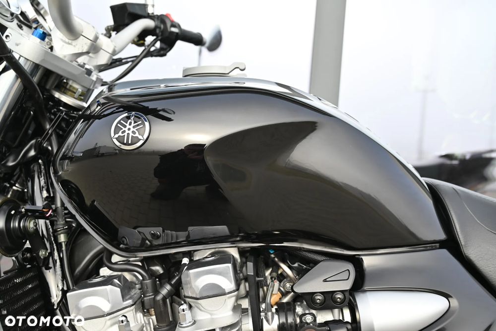 Yamaha XJR - 18