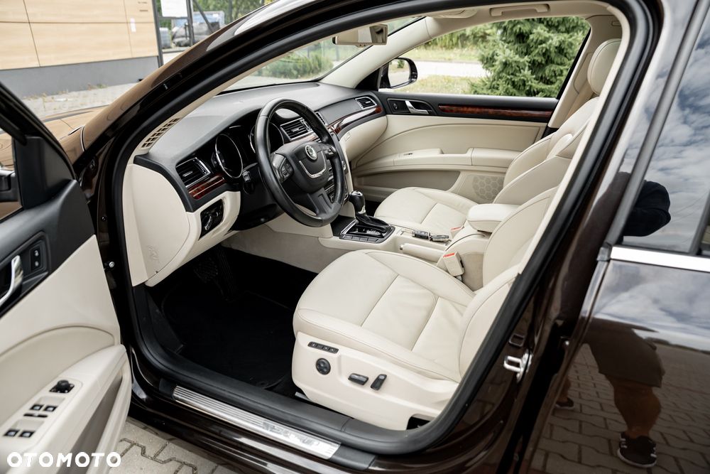 Skoda Superb Combi 3.6 V6 4x4 DSG Elegance - 27