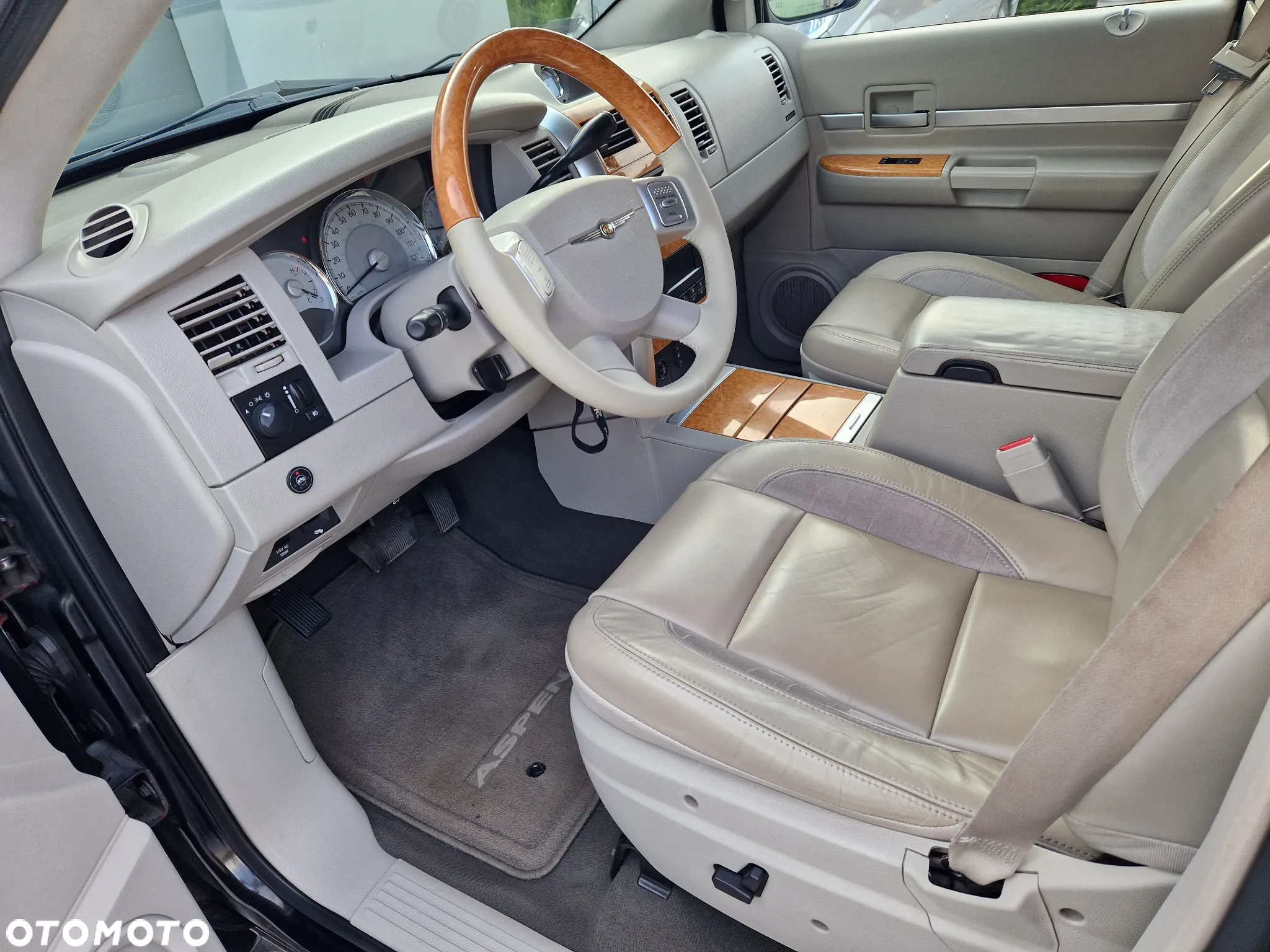 Chrysler Aspen - 6