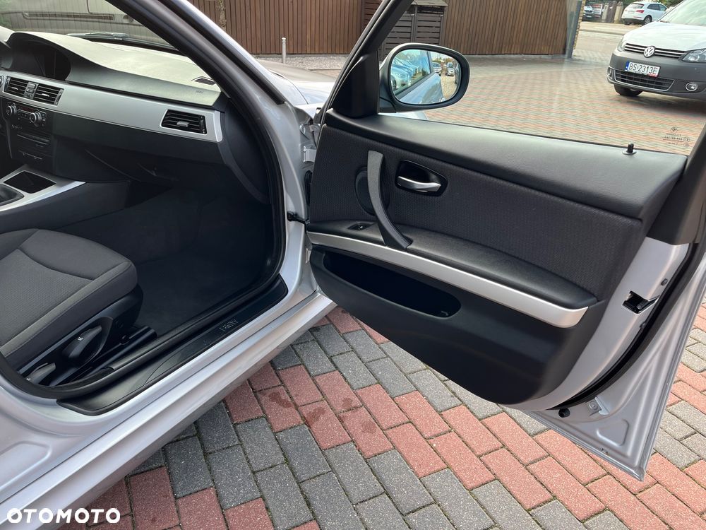 BMW Seria 3 318i Touring - 16