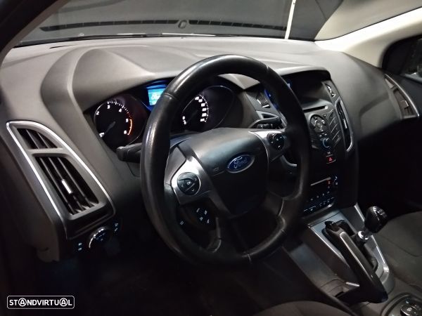 Para Peças Ford Focus Iii Três Volumes - 8