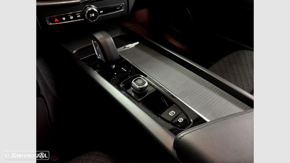 Volvo XC 60 2.0 T6 PHEV Core AWD - 18