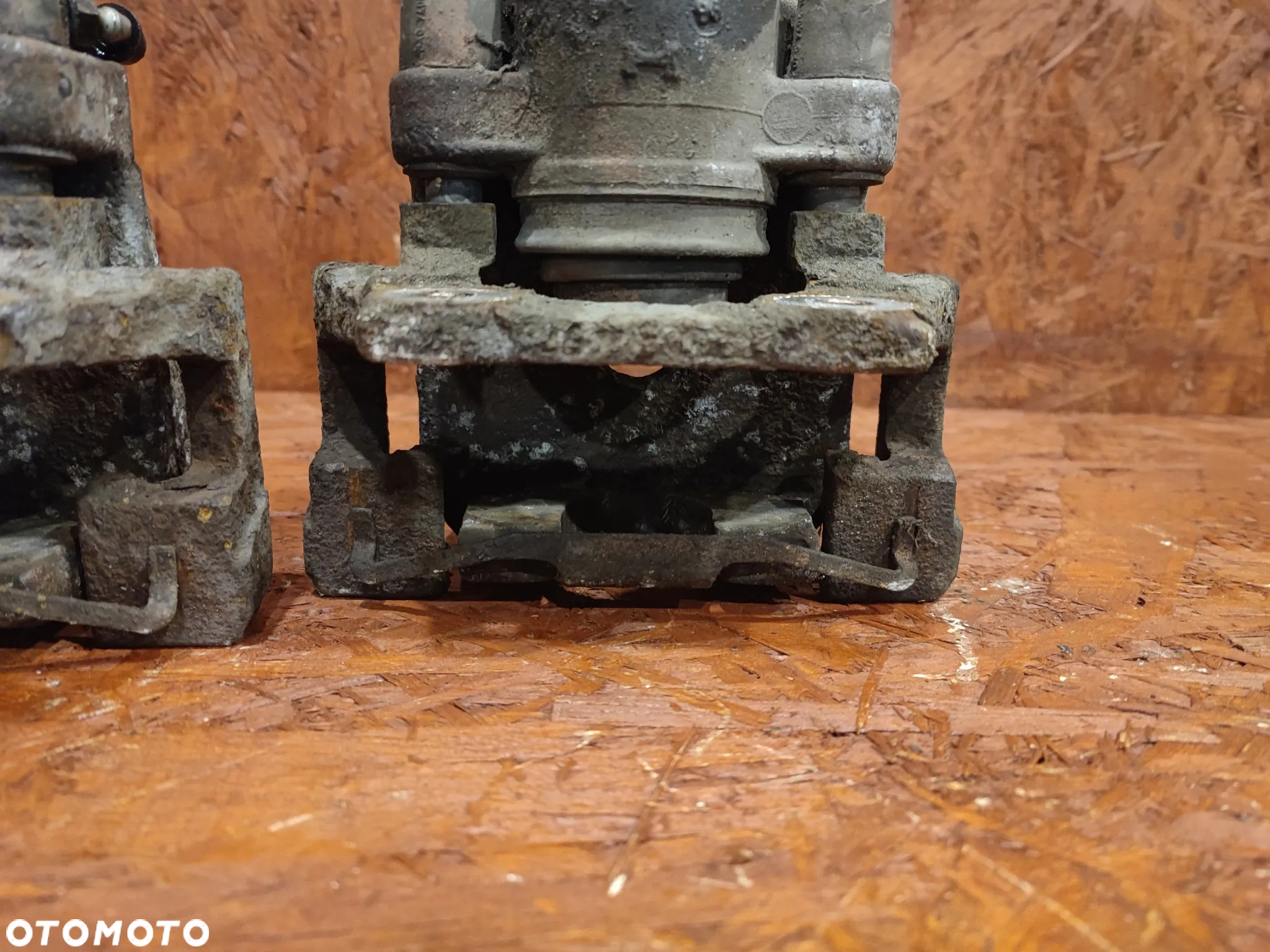 BMW E39 SEDAN ORYGINALNE ZACISKI TYŁ + JARZMA POD TARCZĘ 298MM W BARDZO DOBRYM STANIE O NR. 34 21 1 163 648 /  34 21 1 163 394 /  34 21 1 163 649 OEM SPRAWNE W 100% - 12