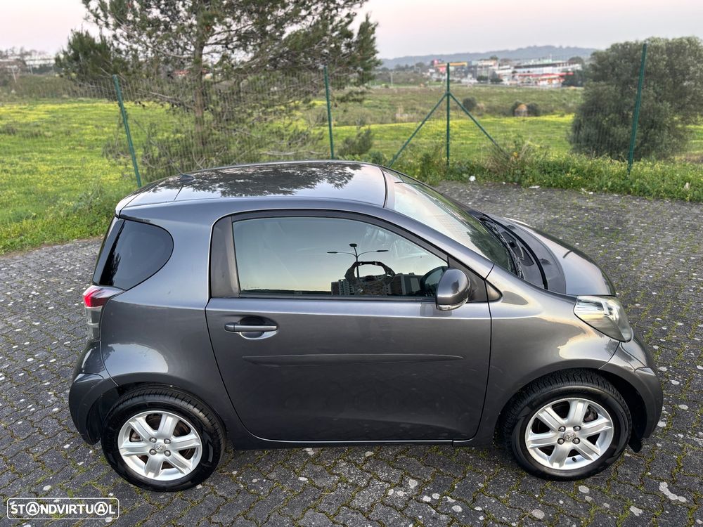 Toyota iQ - 8