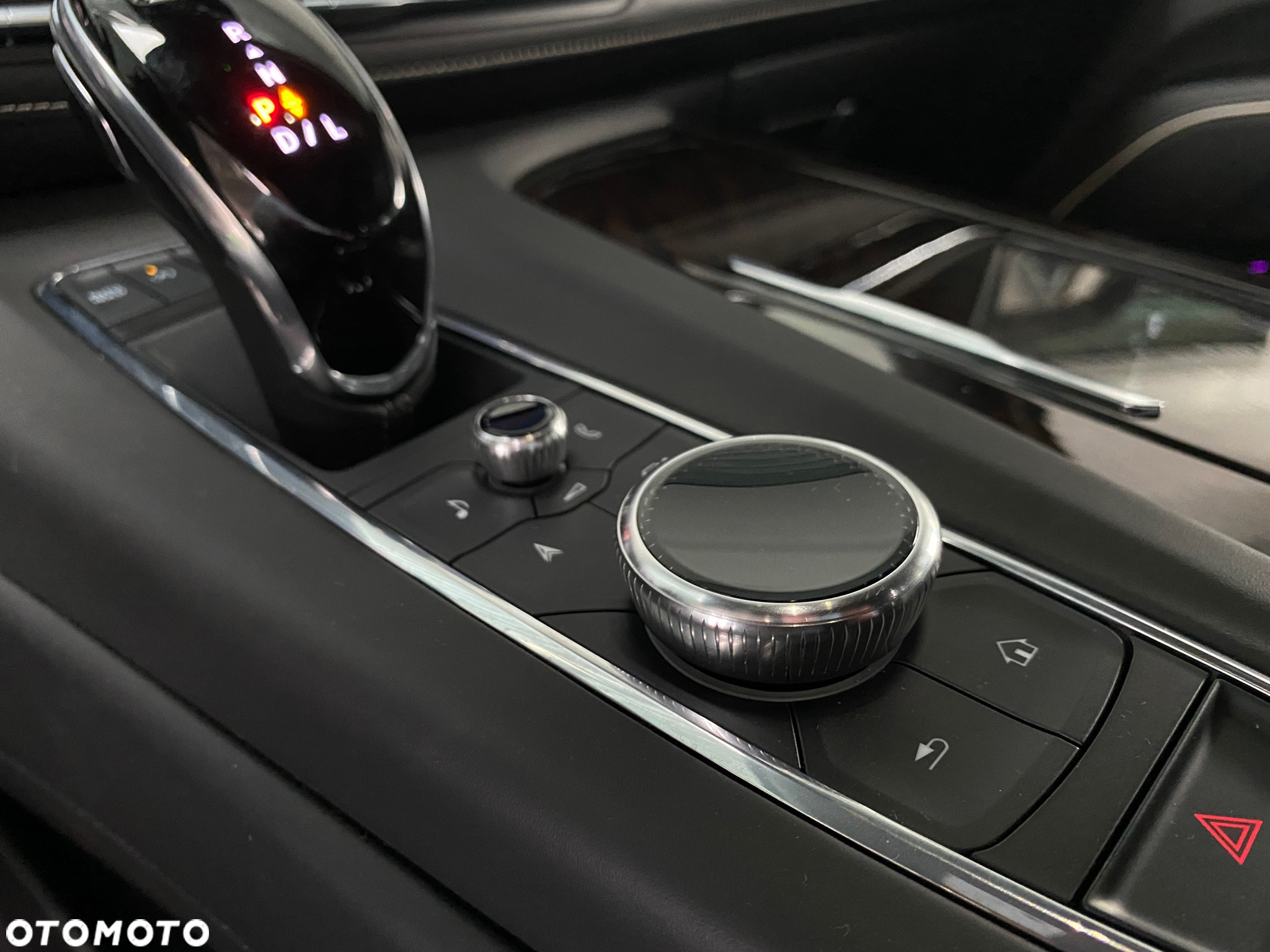 Cadillac Escalade 6.2 V8 AWD AT Platinum - 25