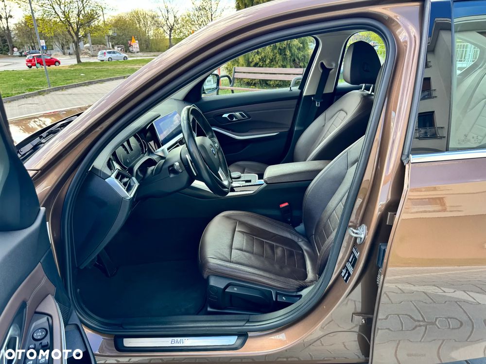 BMW Seria 3 320i Luxury Line sport - 12