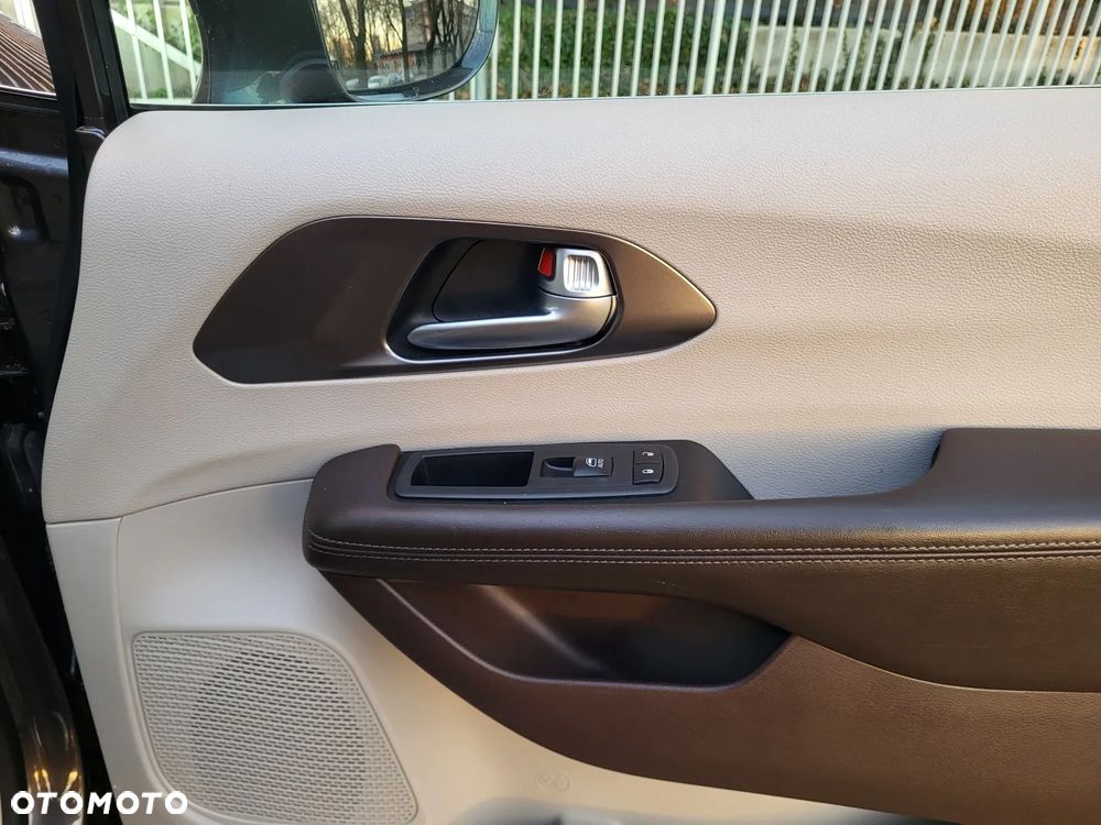 Chrysler Pacifica - 38