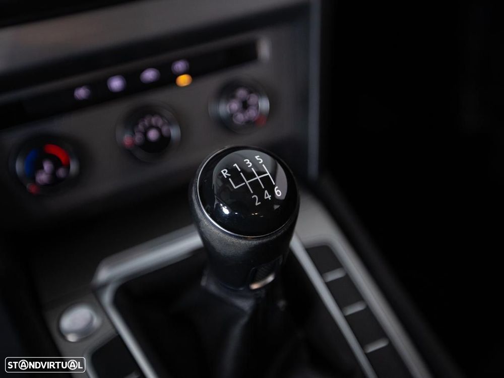 VW Passat Variant - 24