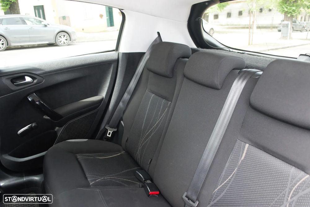 Peugeot 208 1.4 HDi Allure - 12