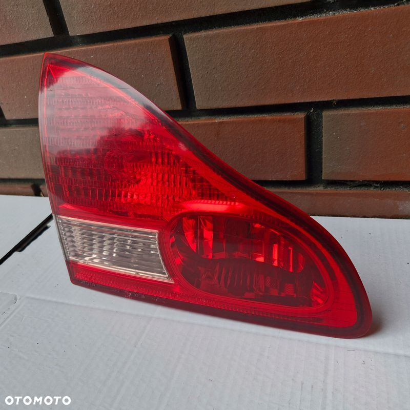 AVENSIS VERSO LAMPA TYLNA LEWA W KLAPĘ - 4