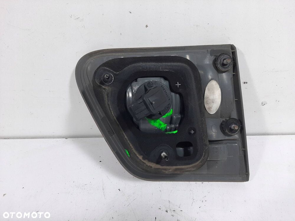 TOYOTA AVENSIS T27 KOMBI 09R LAMPA W KLAPE PRAWA TYL - 5