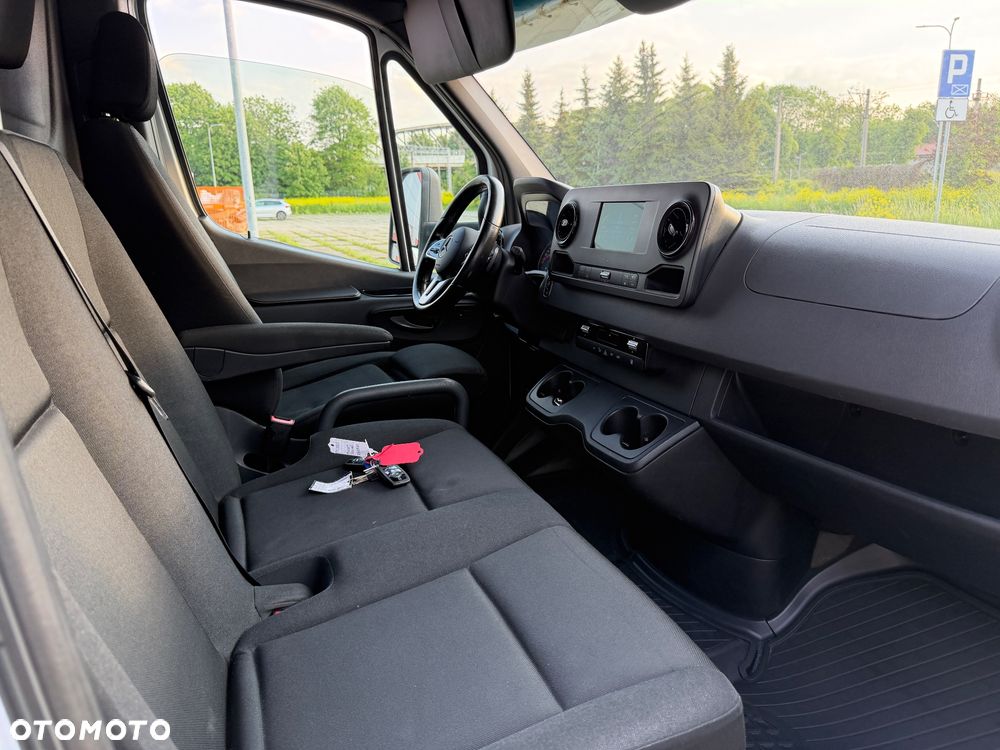 Mercedes-Benz SPRINTER 907 - 21