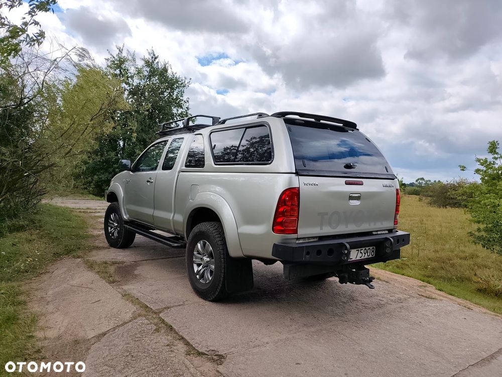 Toyota Hilux 2.5 D-4D SR5 - 4