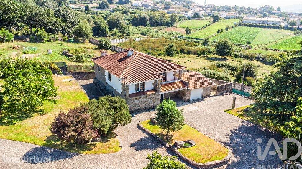 Casa / Villa T3 em Oliveira (Santa Maria) de 221,00 m2 - Grande imagem: 2/29