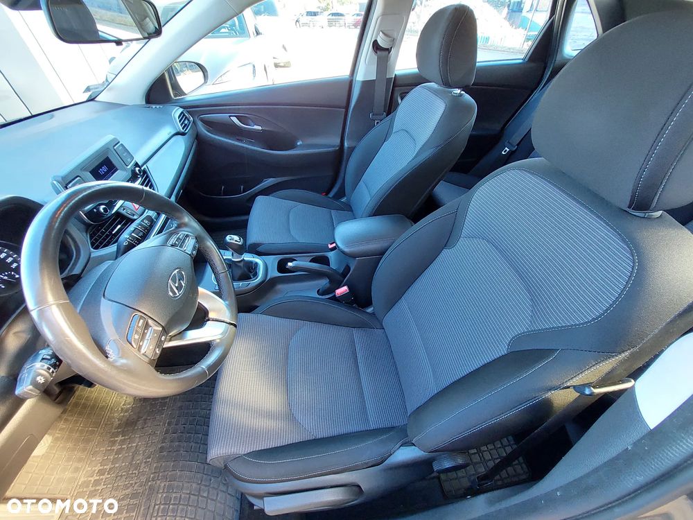 Hyundai i30 1.5 DPI Classic + - 5