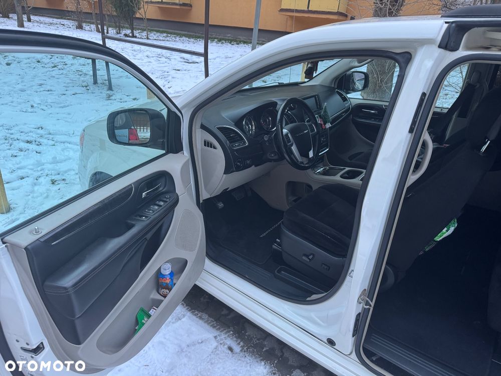 Chrysler Town & Country - 11