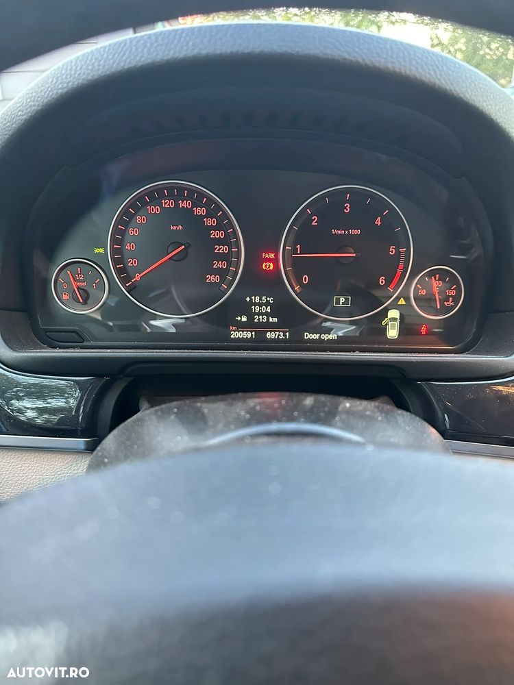 BMW Seria 5 525d xDrive Touring - 9