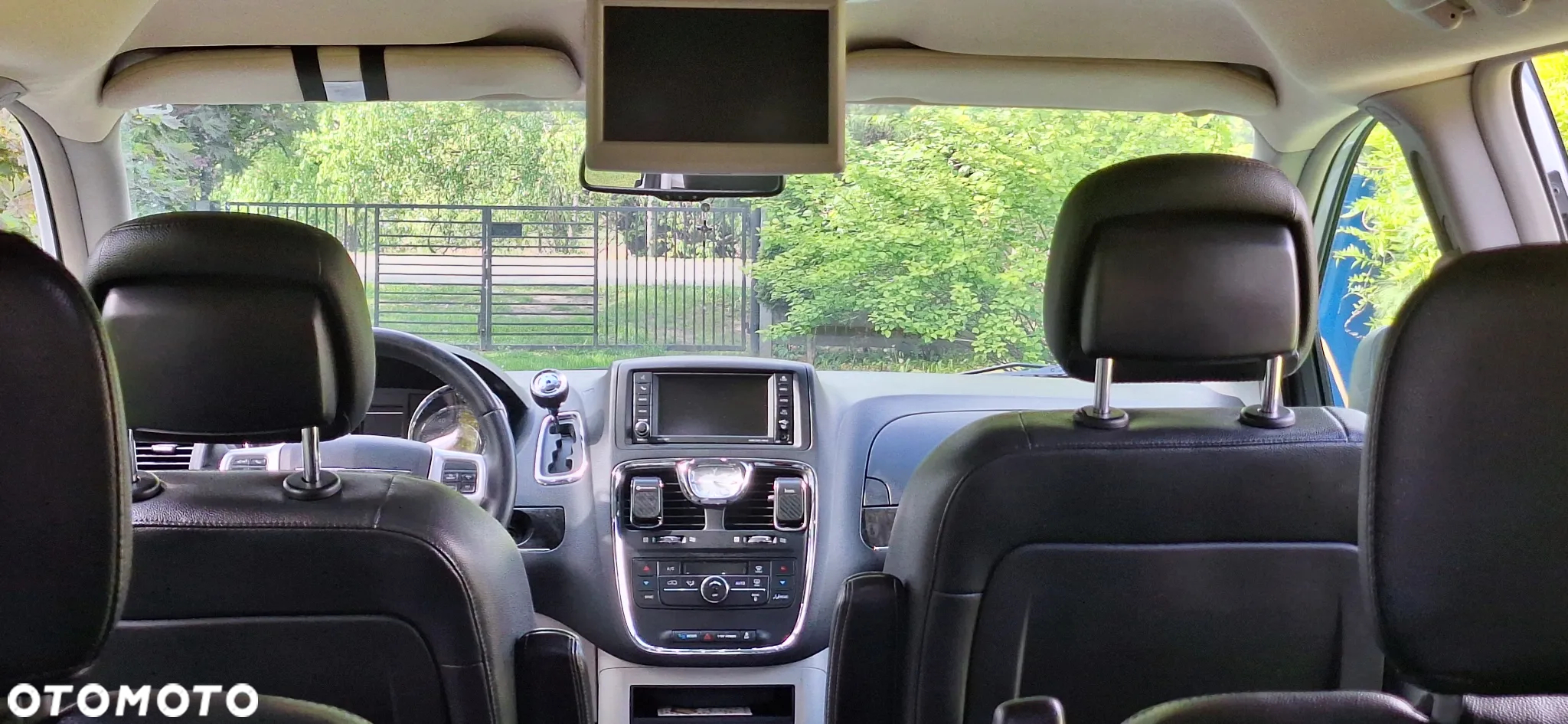 Chrysler Town & Country - 12