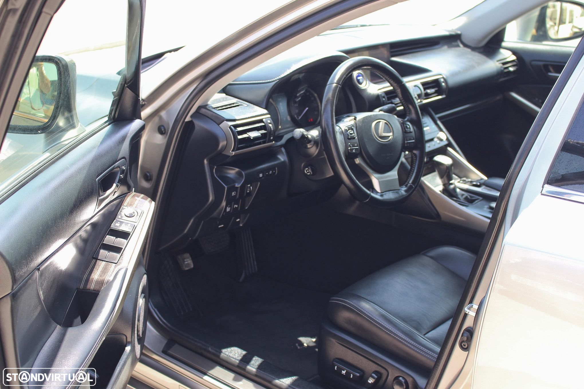 Lexus IS 300H Luxury - 25