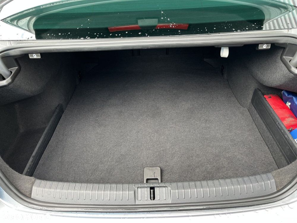Volkswagen Passat - 18