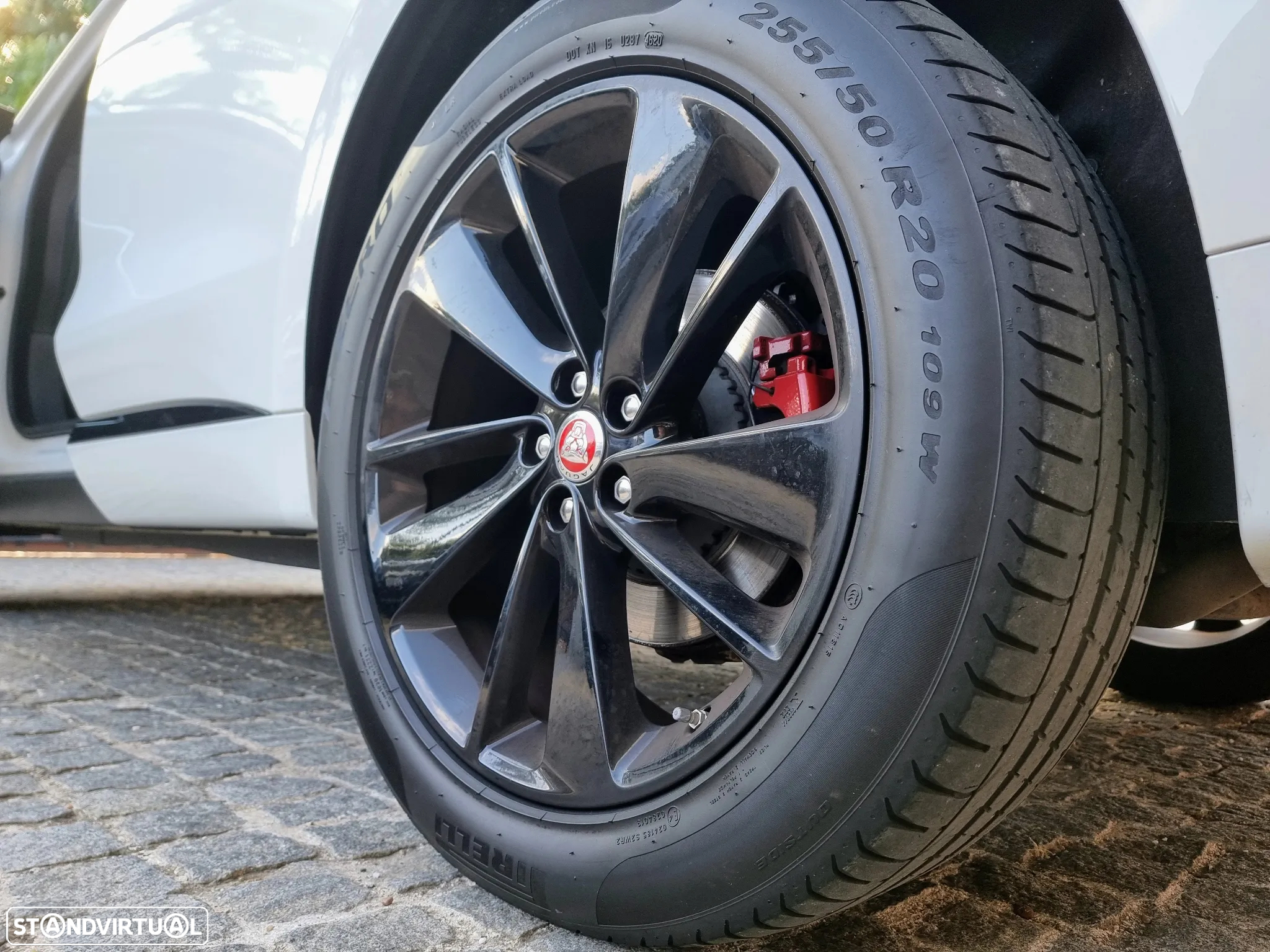 Jaguar F-Pace 2.0 P400e AWD R-Dynamic Black - 9