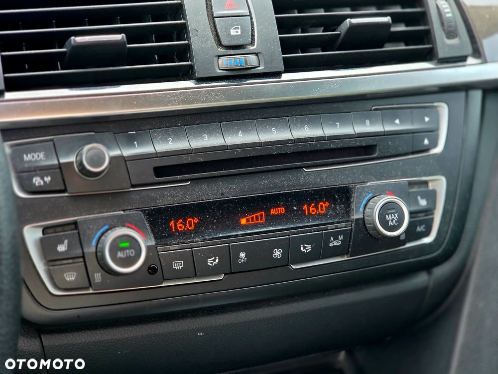 BMW Seria 3 330d Sport-Aut Blue Performance Modern Line - 19