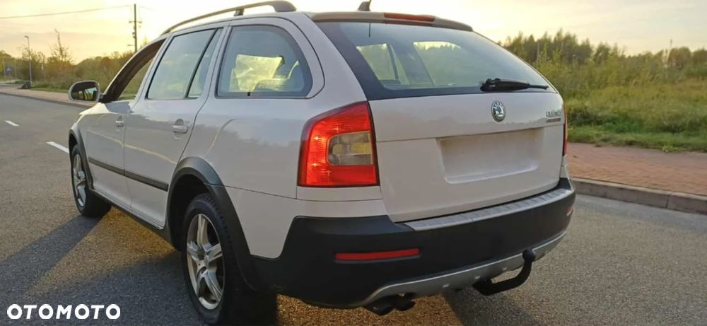 Skoda Octavia ver-combi-2-0-tdi-dpf-4x4-dsg-scout - 3