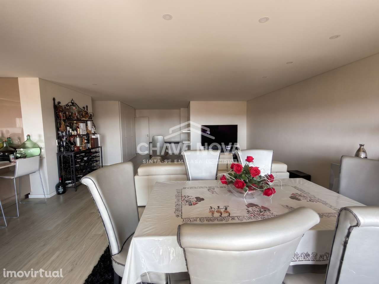 T4 c/ Garagem Fechada para 3 viaturas em Santa Marinha (Gaiashopping) - Grande imagem: 2/39