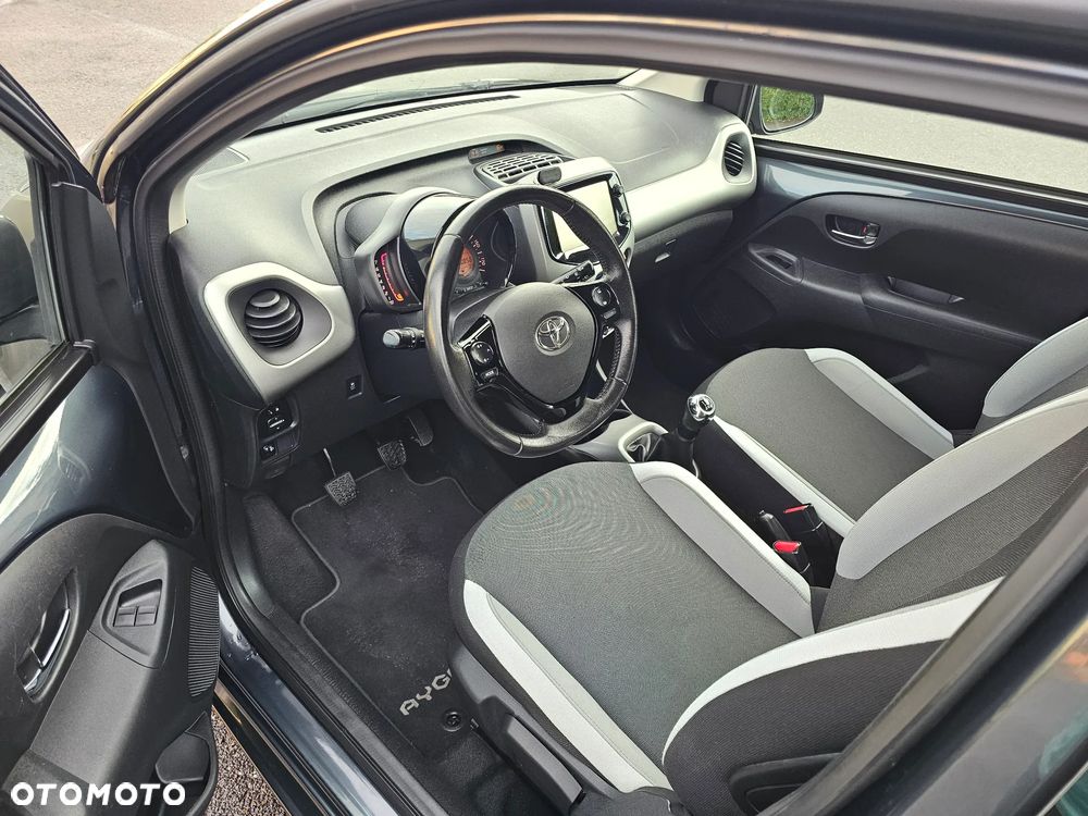 Toyota Aygo x mit x-business Paket - 12