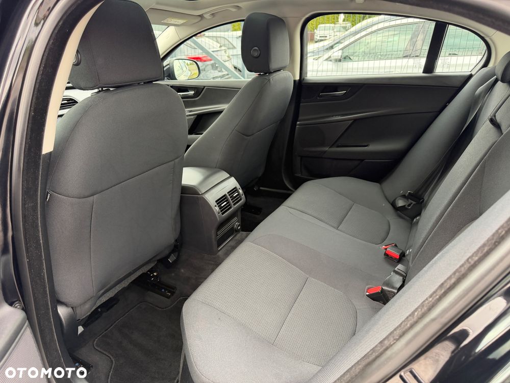 Jaguar XE 20t Prestige - 19
