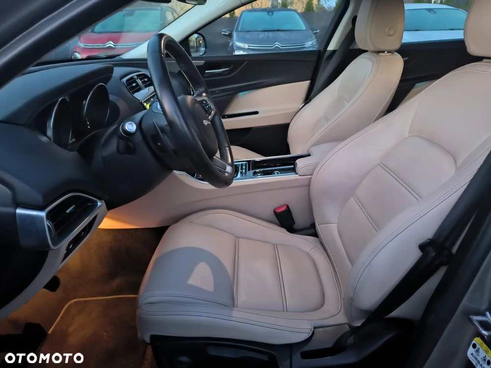 Jaguar XE 2.0 T Prestige - 15