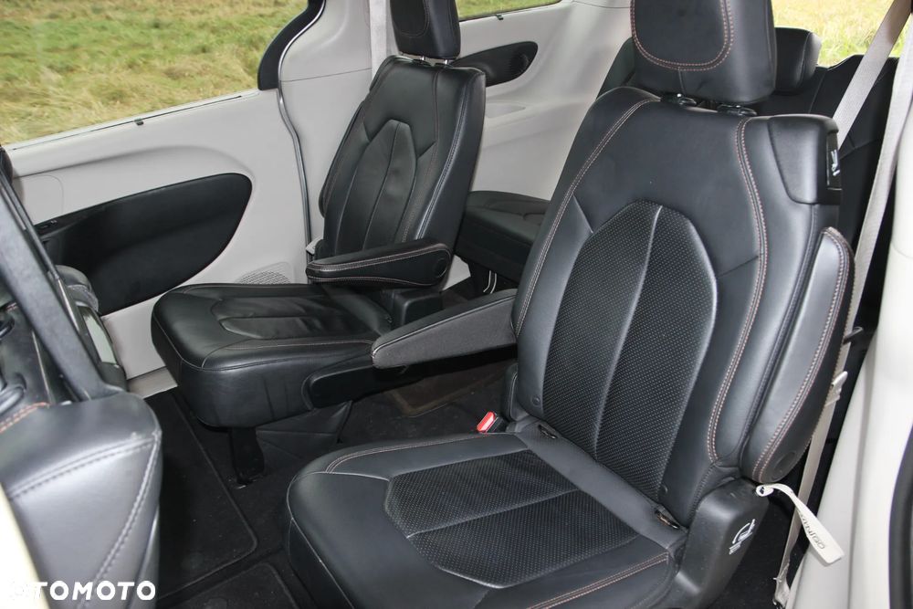 Chrysler Pacifica - 15