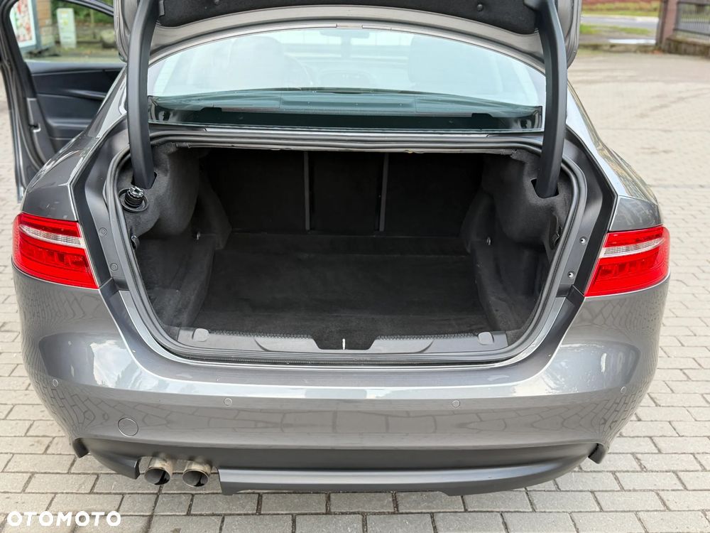 Jaguar XE 2.0 D Portfolio - 37