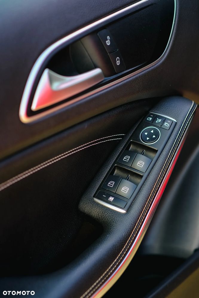 Mercedes-Benz GLA 200 7G-DCT Urban - 20