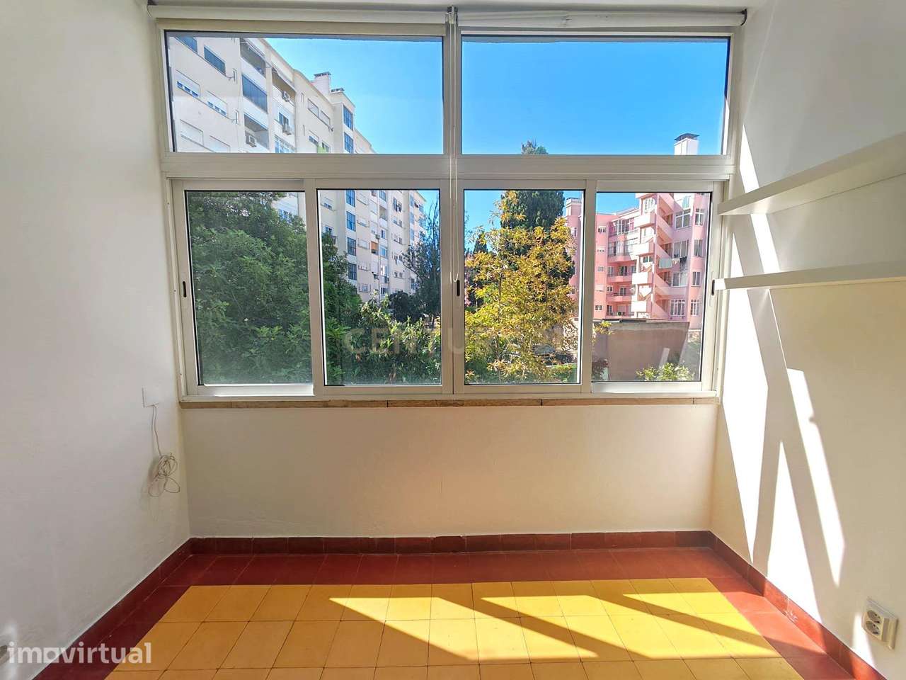 Imóvel T1 com excelente localização na Av. Paris a 300 metros da Pr. d - Grande imagem: 4/16