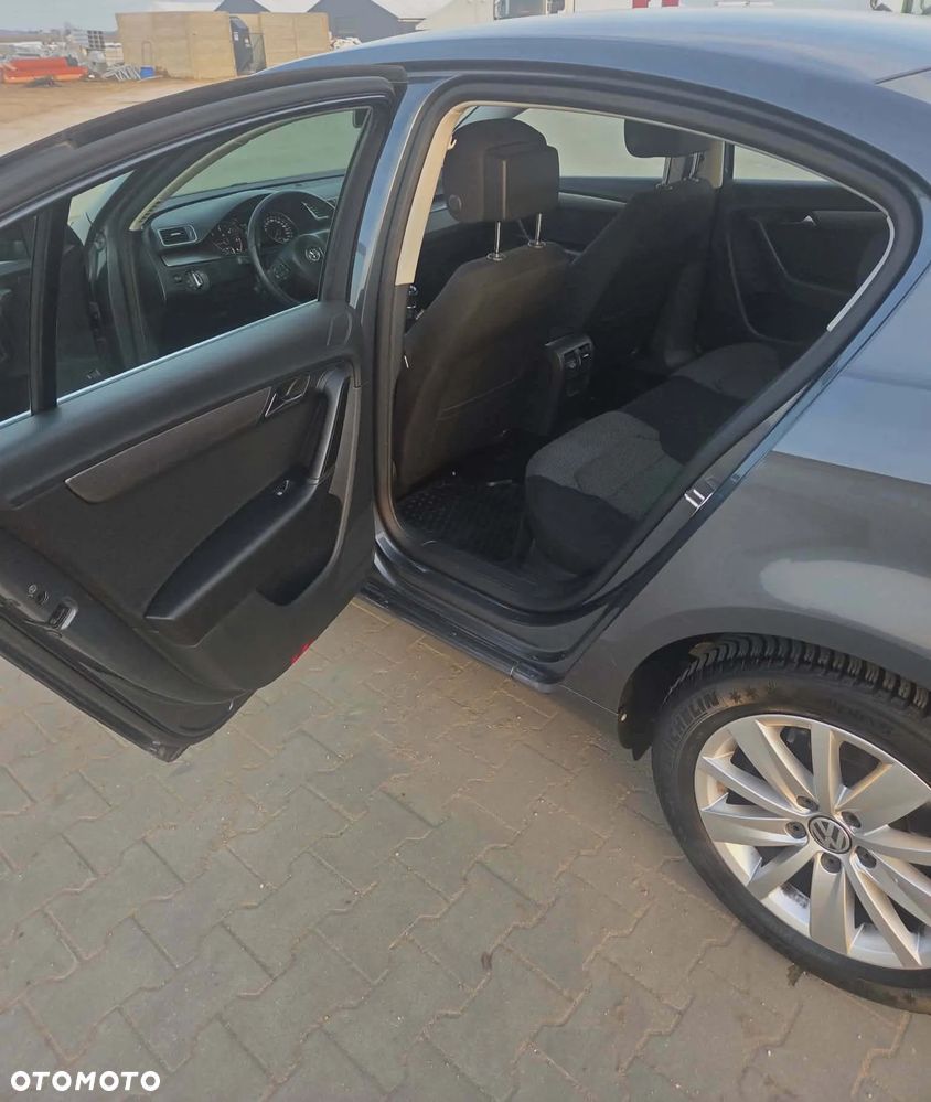 Volkswagen Passat 2.0 TDI Comfortline - 11