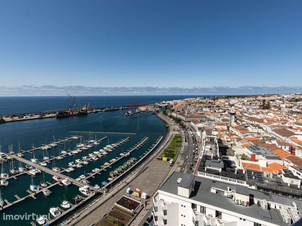 Cobertura no edifício mais alto dos Açores - Grande imagem: 4/28