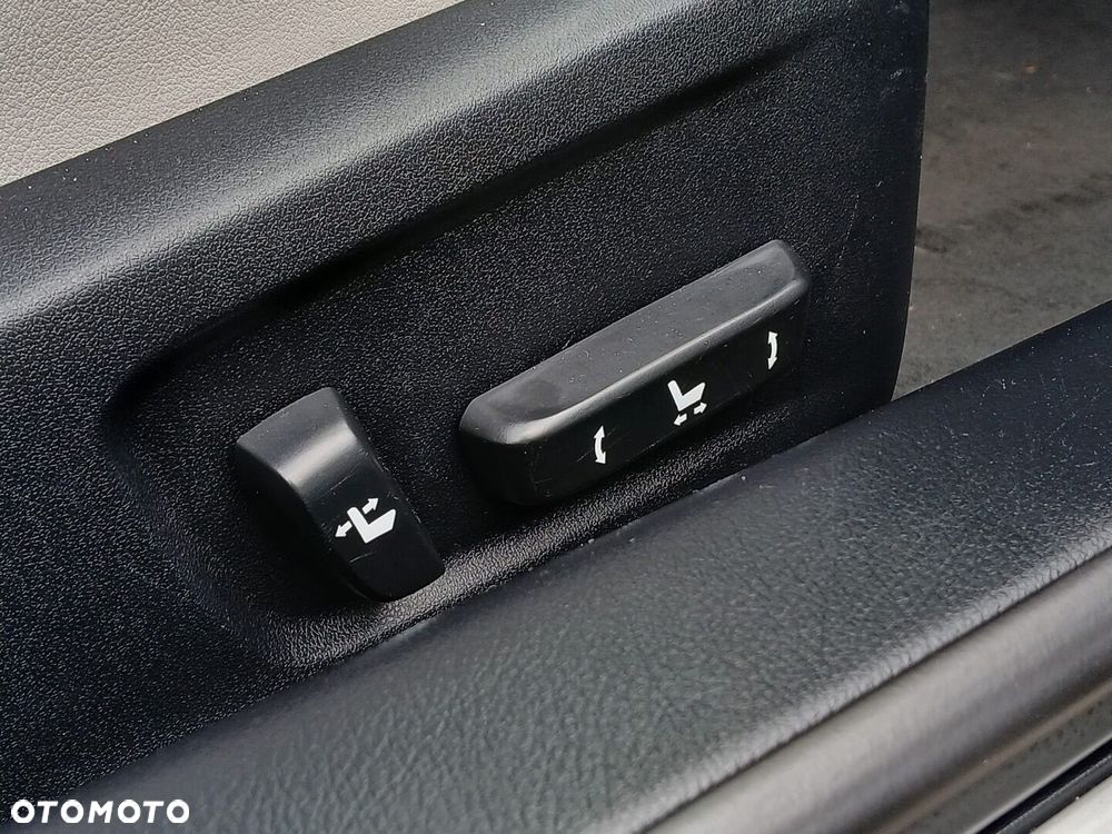 Lexus RC 200t / 300 F Sport - 38