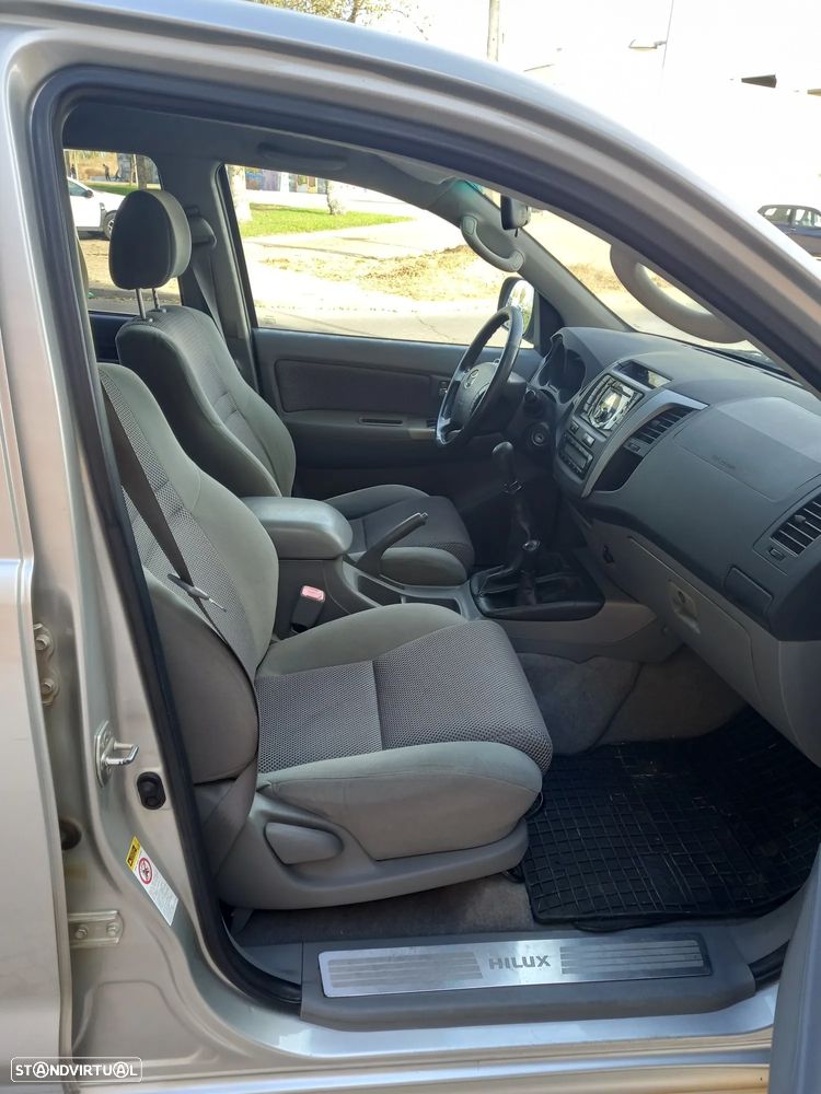 Toyota Hilux 2.5 D-4D 4WD CD CM PM+AC - 9