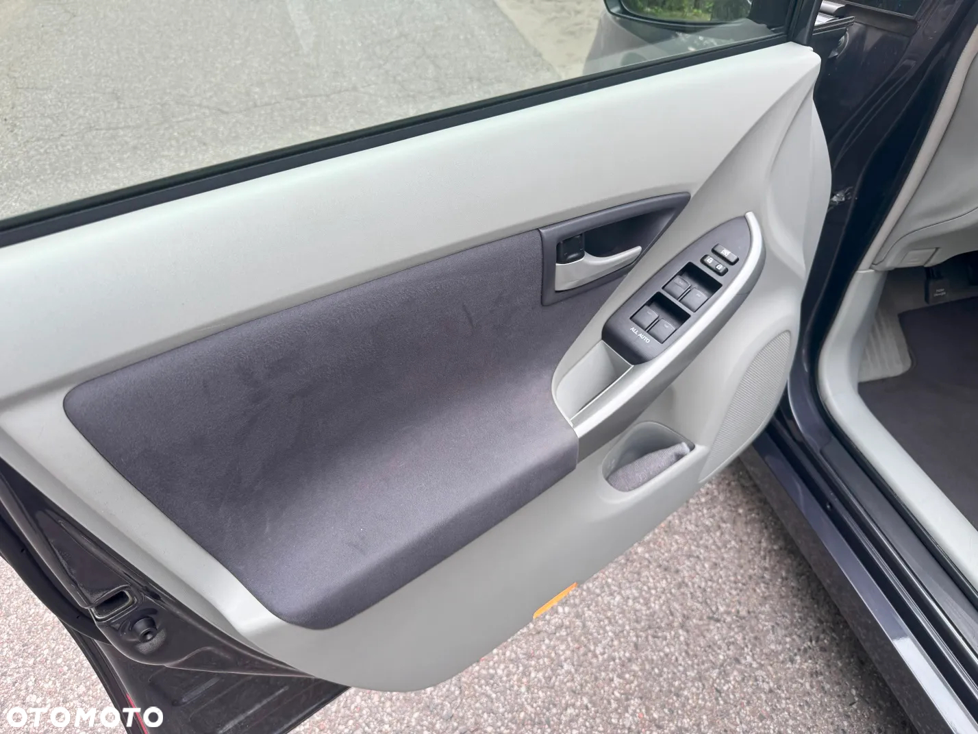Toyota Prius (Hybrid) - 13