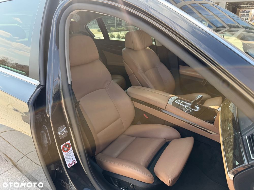 BMW Seria 7 750Li xDrive - 15