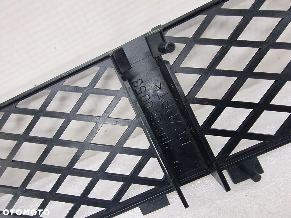 MERCEDES E-KLASSA W210 LIFT 99-01 KRATKA ŚRODKOWA ZDERZAKA PRZEDNIEGO , NR 2108850053 , NR AUKCIJ K258 - 9