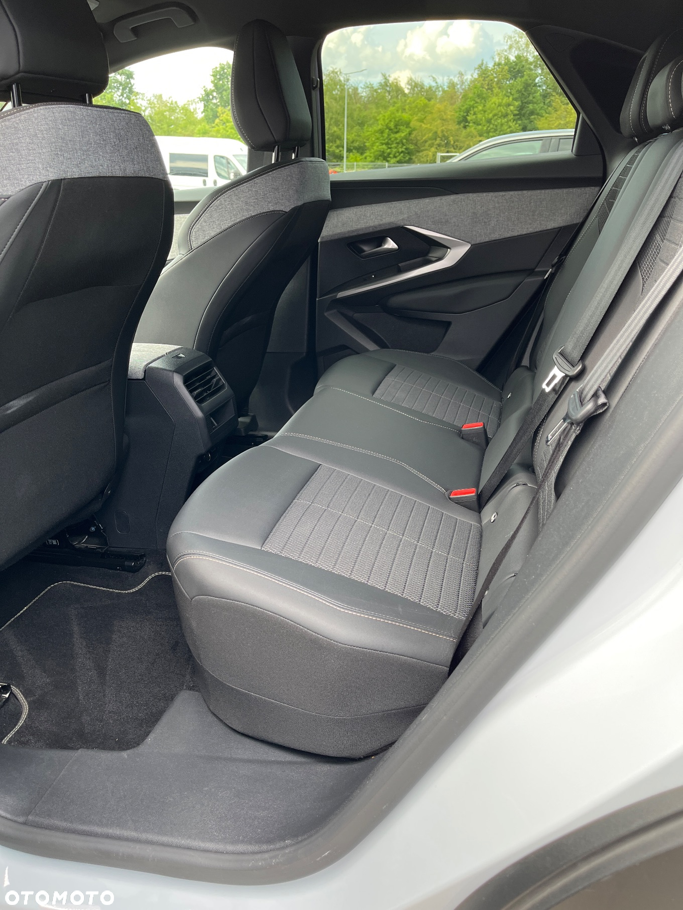 Peugeot 3008 1.2 PureTech mHEV Allure Pack S&S e-DCS6 - 8