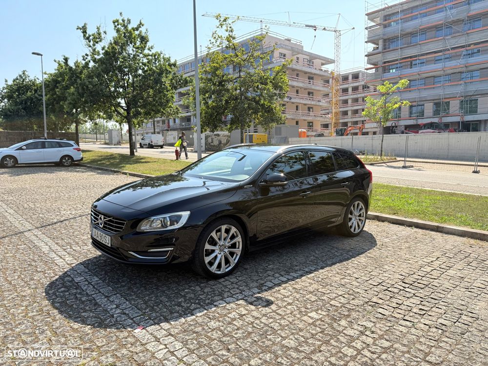 Volvo V60 D6 Plug-In-Hybrid AWD Geartronic Momentum - 1