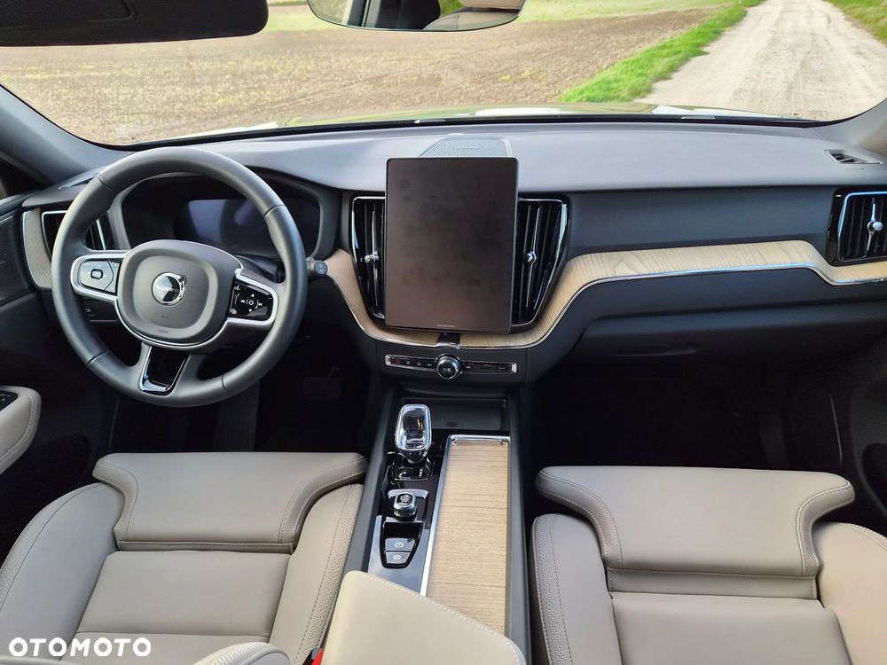 Volvo XC 60 B5 B AWD Plus Dark - 19