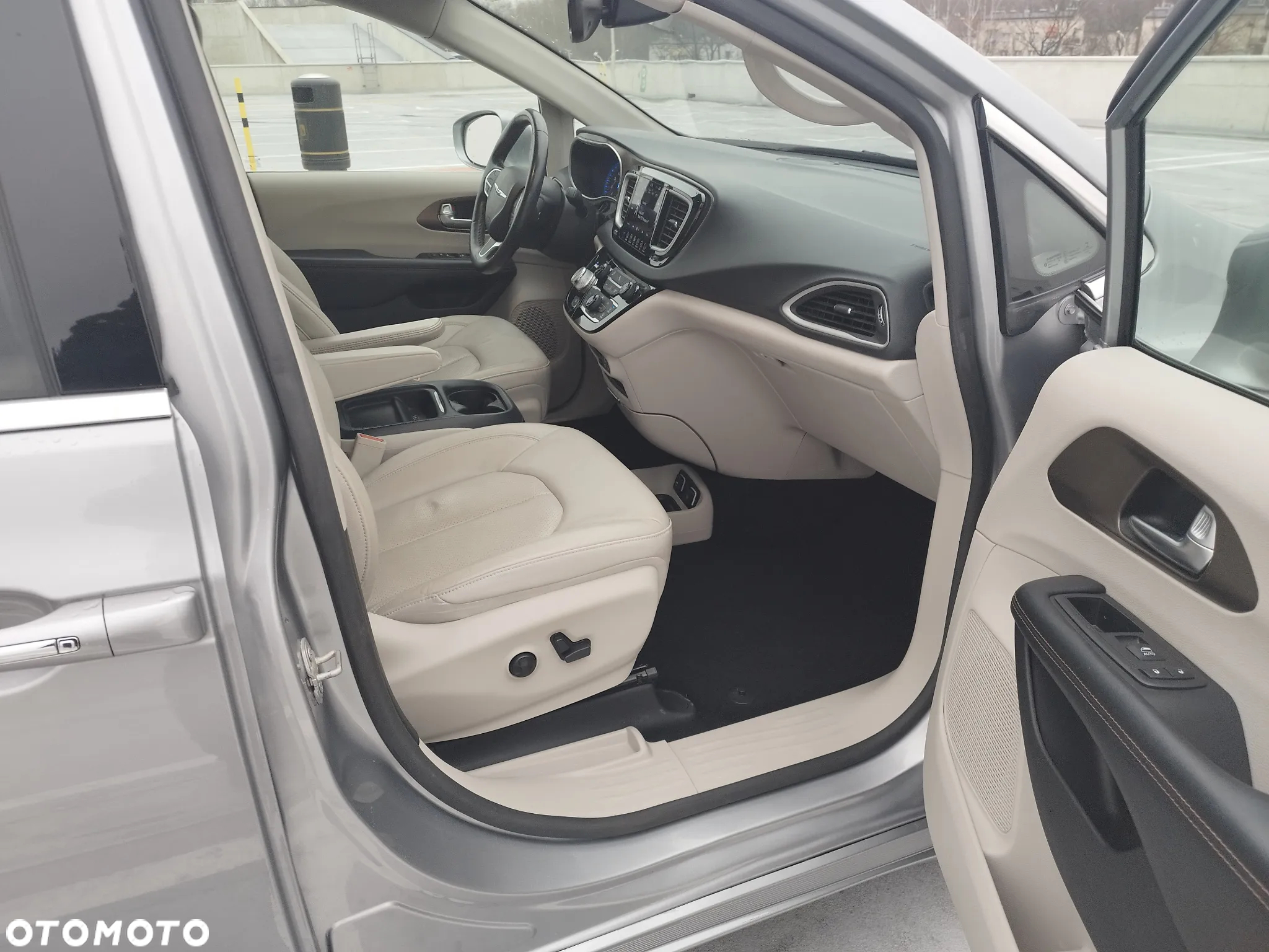 Chrysler Pacifica - 12