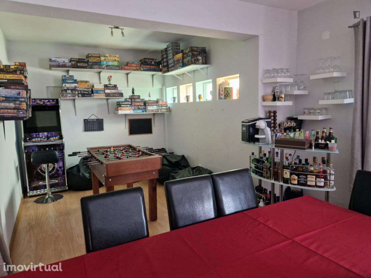 Quarto - localizado em Valadares Porto - Grande imagem: 3/6